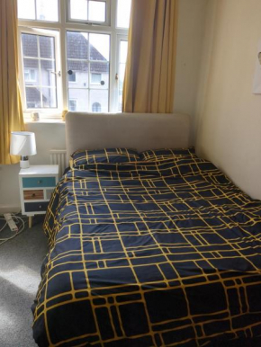 Bright double room approx 2 mile from city centre